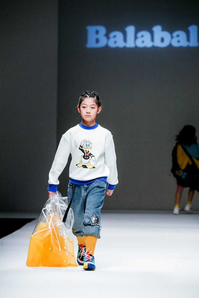 巴拉巴拉唐老鸭羽绒服深蓝,巴拉巴拉迪士尼唐老鸭联名款