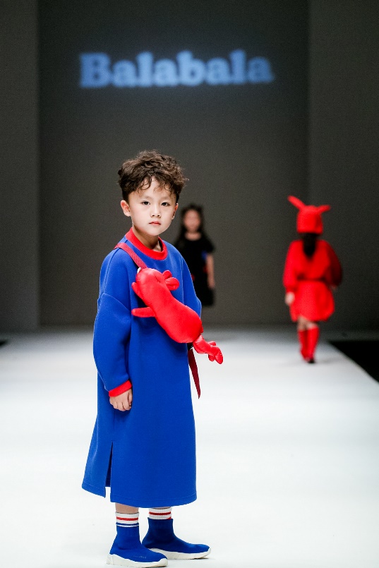 巴拉巴拉唐老鸭羽绒服深蓝,巴拉巴拉迪士尼唐老鸭联名款