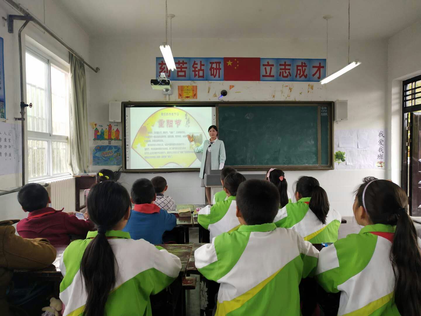 重阳尊老敬老诗文诵读,小学重阳敬老简报