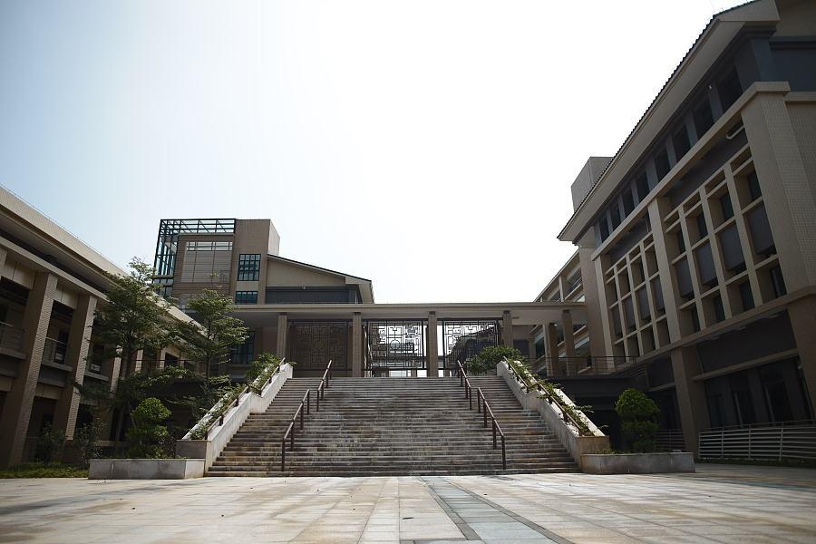 中国第一所由国家创办的华侨大学，实力强，考生填报不吃亏！