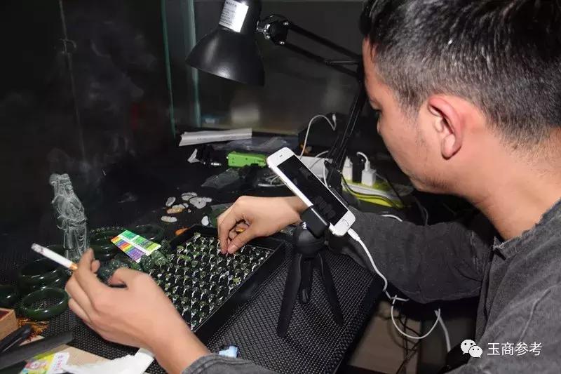 淘宝、YY、京东,直播杀入镇平石佛寺,镇平农村玉雕人当主播