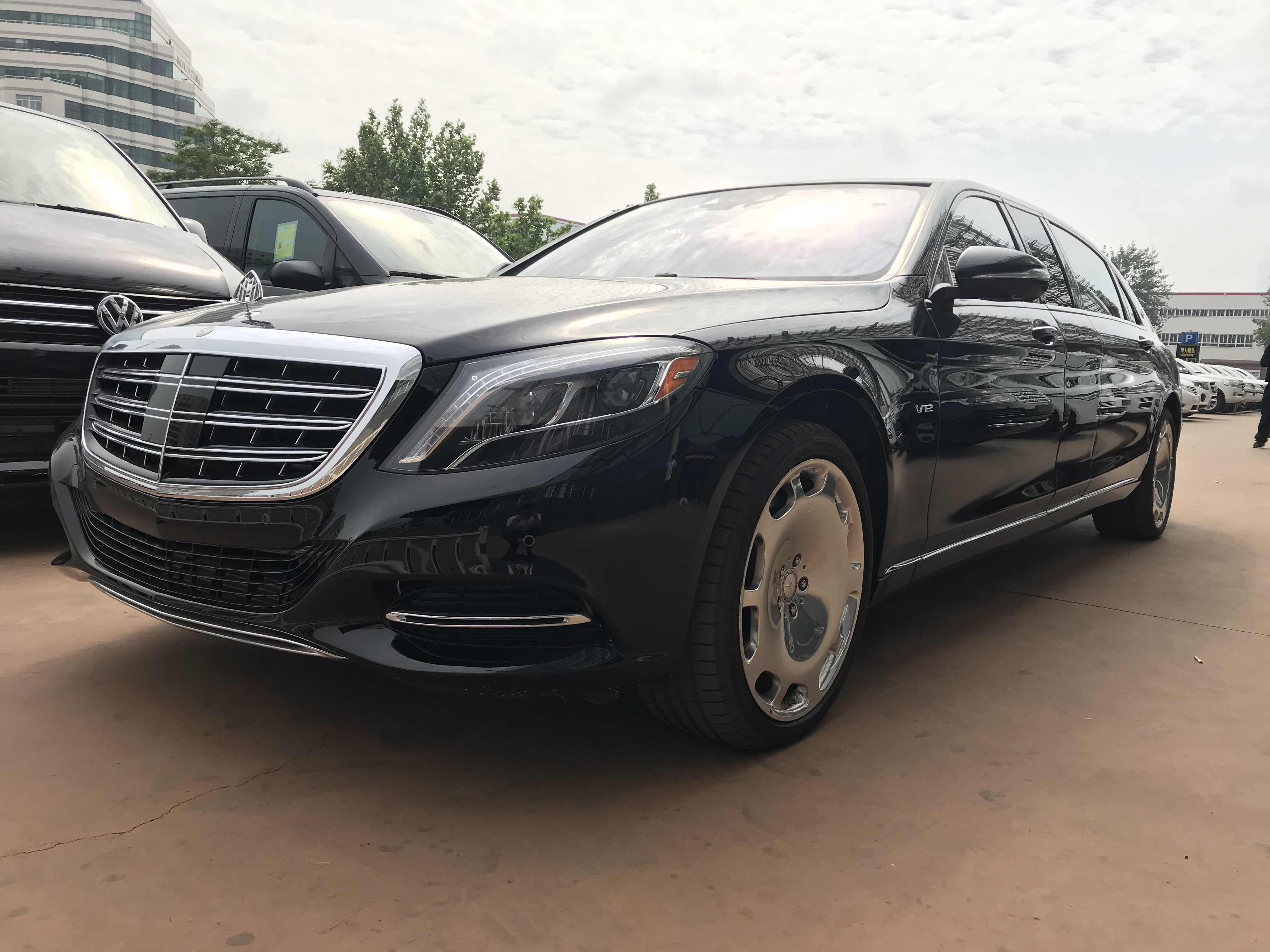 迈巴赫s600加长落地多少钱,迈巴赫普尔曼加长s600