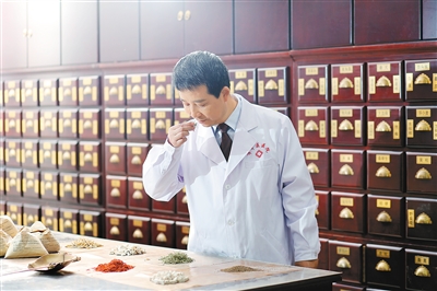 用半自动煎药机熬制中药过程,全自动熬药机熬中药全过程