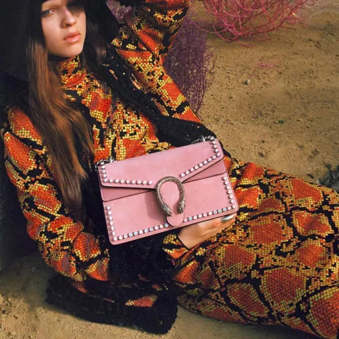 工作三年买大牌包还是平价包,工作两三年买大牌包还是平价包