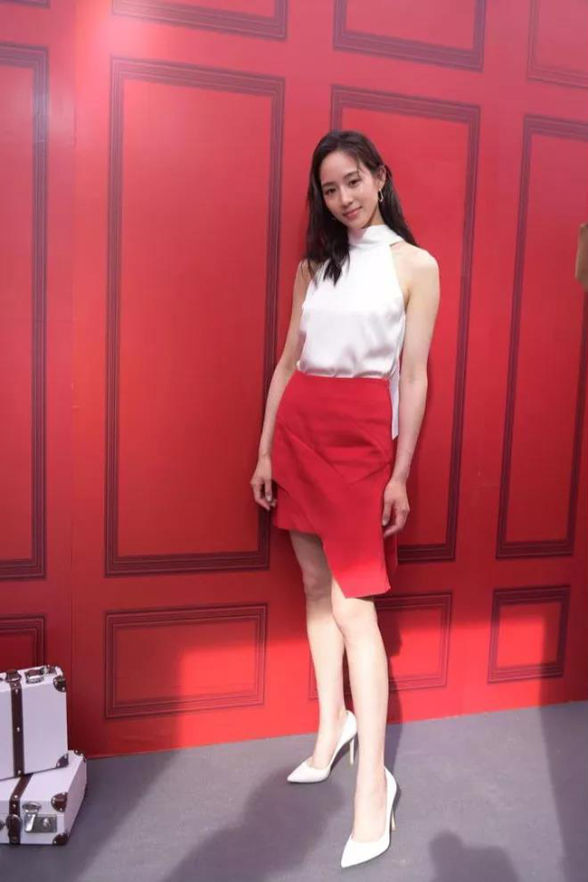 露背装也不怕，教你几招让内衣隐形