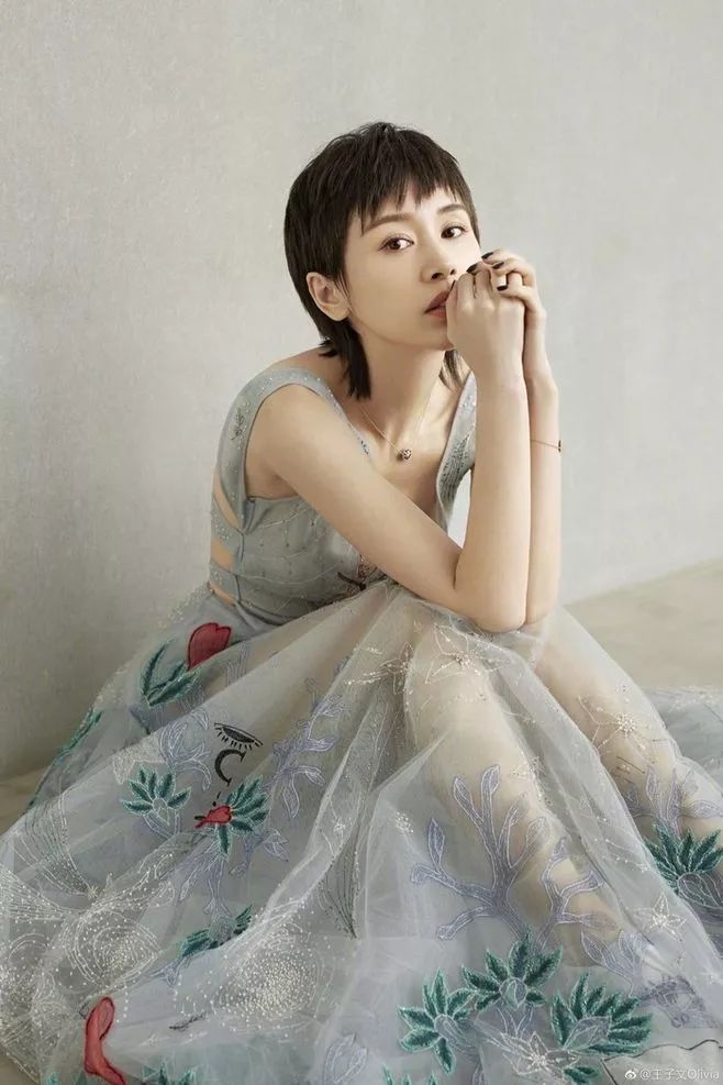 脸大颧骨高的女生适合什么发型,脸大脸圆头发少适合什么发型短发