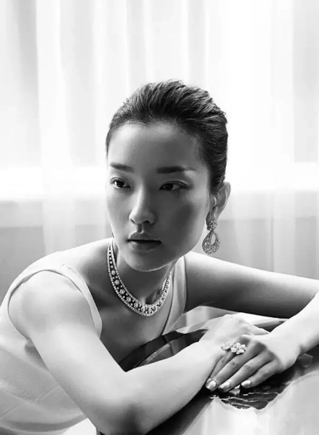 脸大颧骨高的女生适合什么发型,脸大脸圆头发少适合什么发型短发