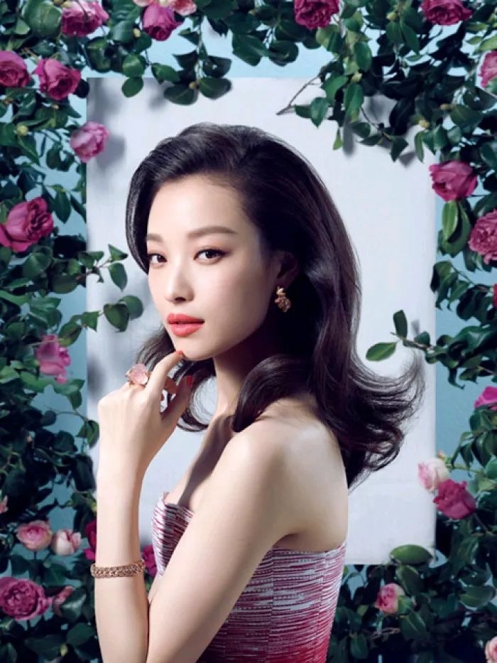 脸大颧骨高的女生适合什么发型,脸大脸圆头发少适合什么发型短发