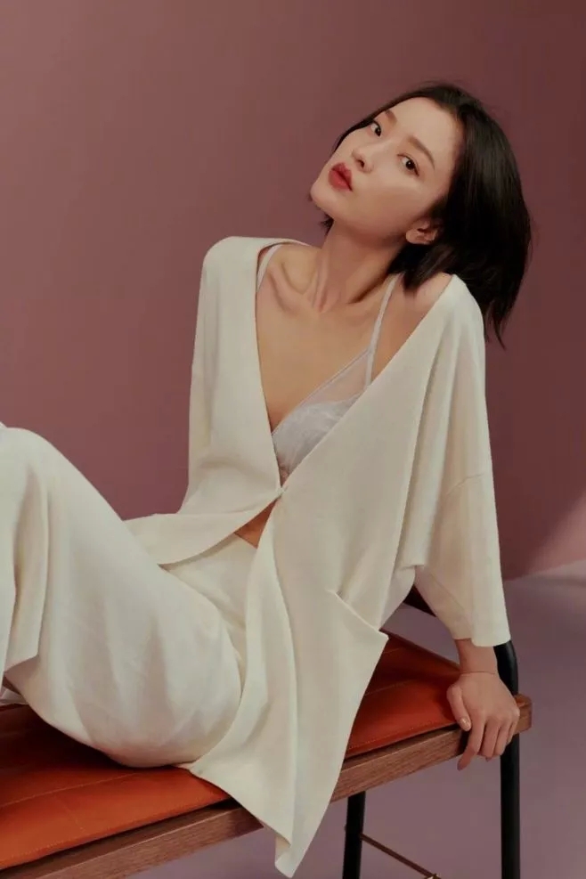 脸大颧骨高的女生适合什么发型,脸大脸圆头发少适合什么发型短发