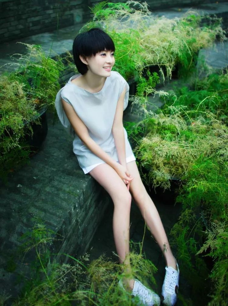 脸大颧骨高的女生适合什么发型,脸大脸圆头发少适合什么发型短发