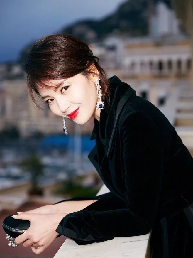 脸大颧骨高的女生适合什么发型,脸大脸圆头发少适合什么发型短发