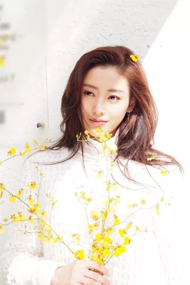 脸大颧骨高的女生适合什么发型,脸大脸圆头发少适合什么发型短发