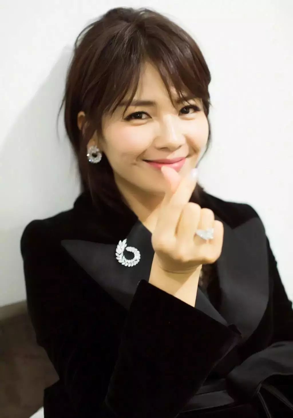 脸大颧骨高的女生适合什么发型,脸大脸圆头发少适合什么发型短发