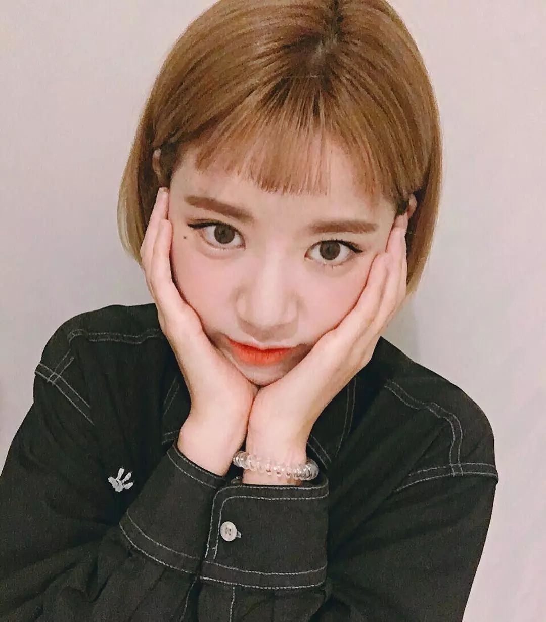 脸大颧骨高的女生适合什么发型,脸大脸圆头发少适合什么发型短发