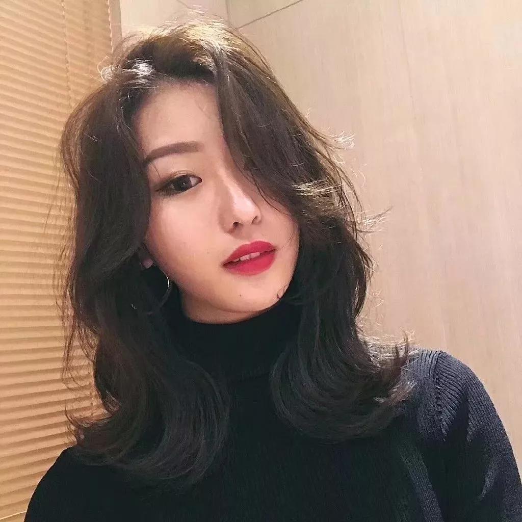 脸大颧骨高的女生适合什么发型,脸大脸圆头发少适合什么发型短发