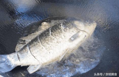 煎鱼怎么做才不会掉皮你都知道吗,红烧鱼煎鱼怎么样能不掉皮不粘锅