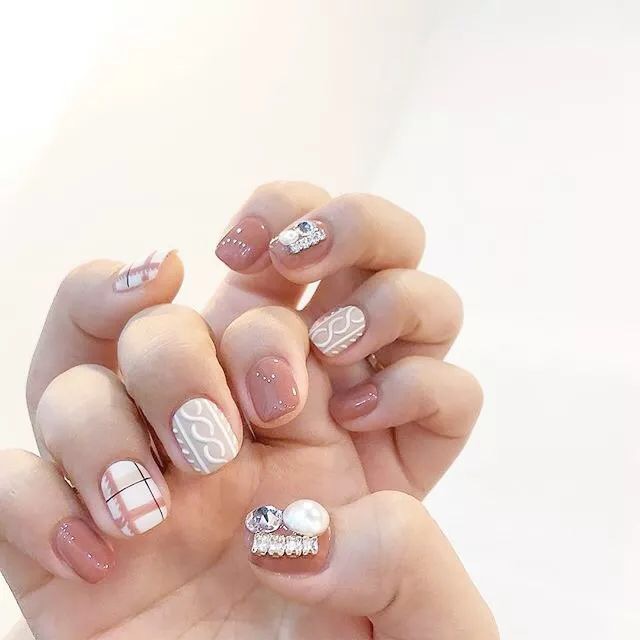 温暖治愈的冬季暖色系美甲,美甲小香风毛衣甲教程