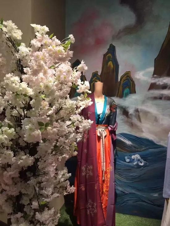 这家马云亲点的淘宝神店,将大码汉服炒成了网红!