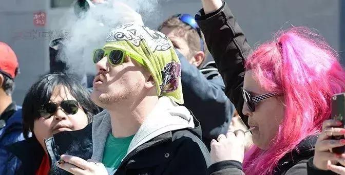 加拿大*麻大**合法了!留学生携带*麻大**回国,却将严重违法!