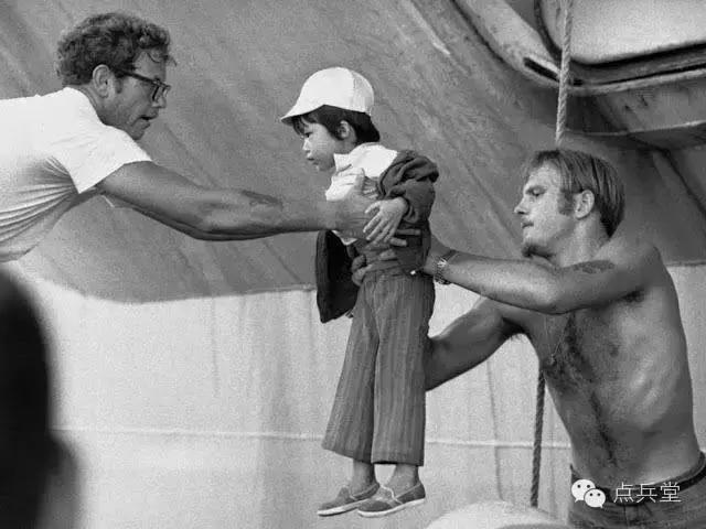 奶爸飞机抱娃,奶爸飞机带娃