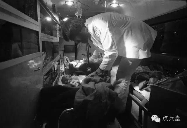 奶爸飞机抱娃,奶爸飞机带娃