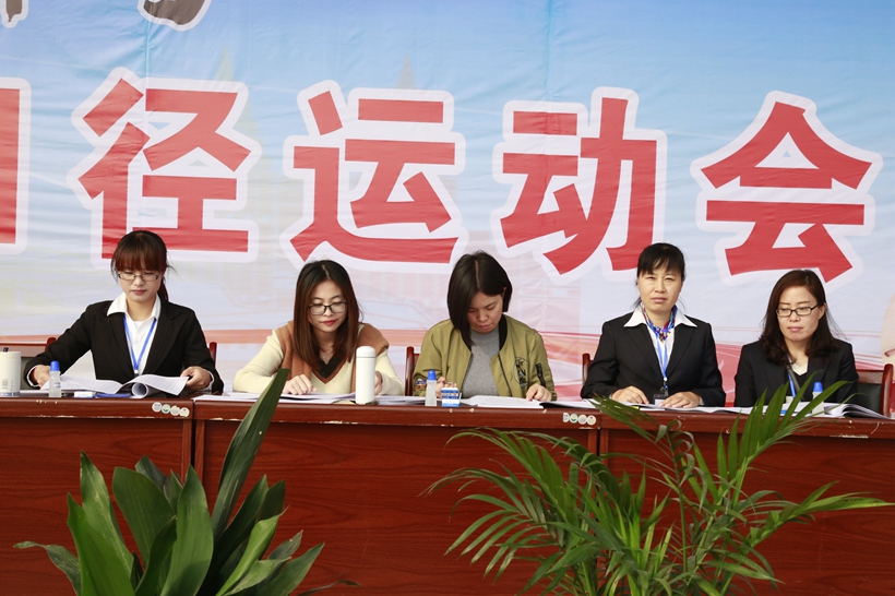 团结拼搏自信自立展现自我,团结拼搏精神视频