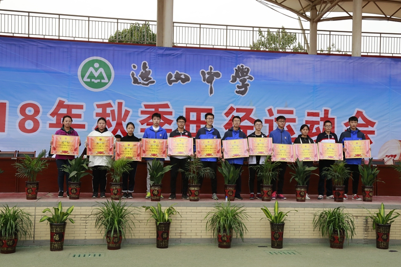 团结拼搏自信自立展现自我,团结拼搏精神视频