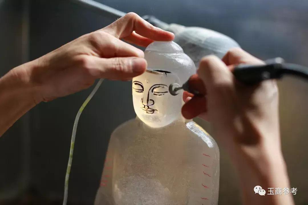 玉商参考：潜心守艺30年，看镇平一懵懂少年，如何蜕变为玉雕大师