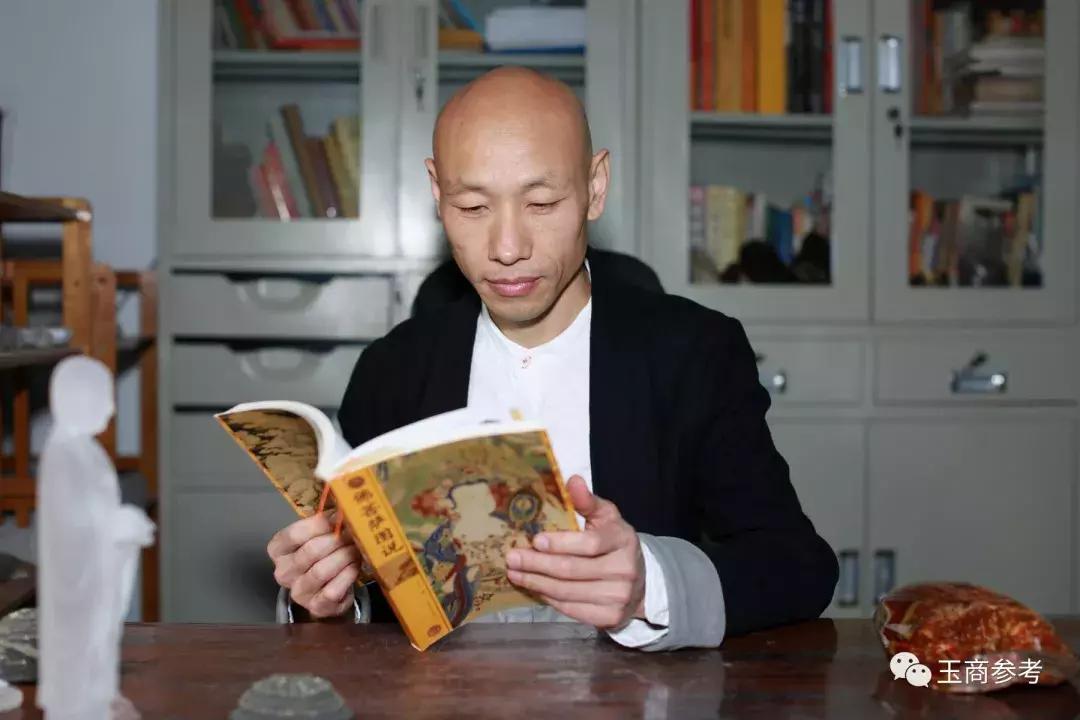 玉商参考：潜心守艺30年，看镇平一懵懂少年，如何蜕变为玉雕大师
