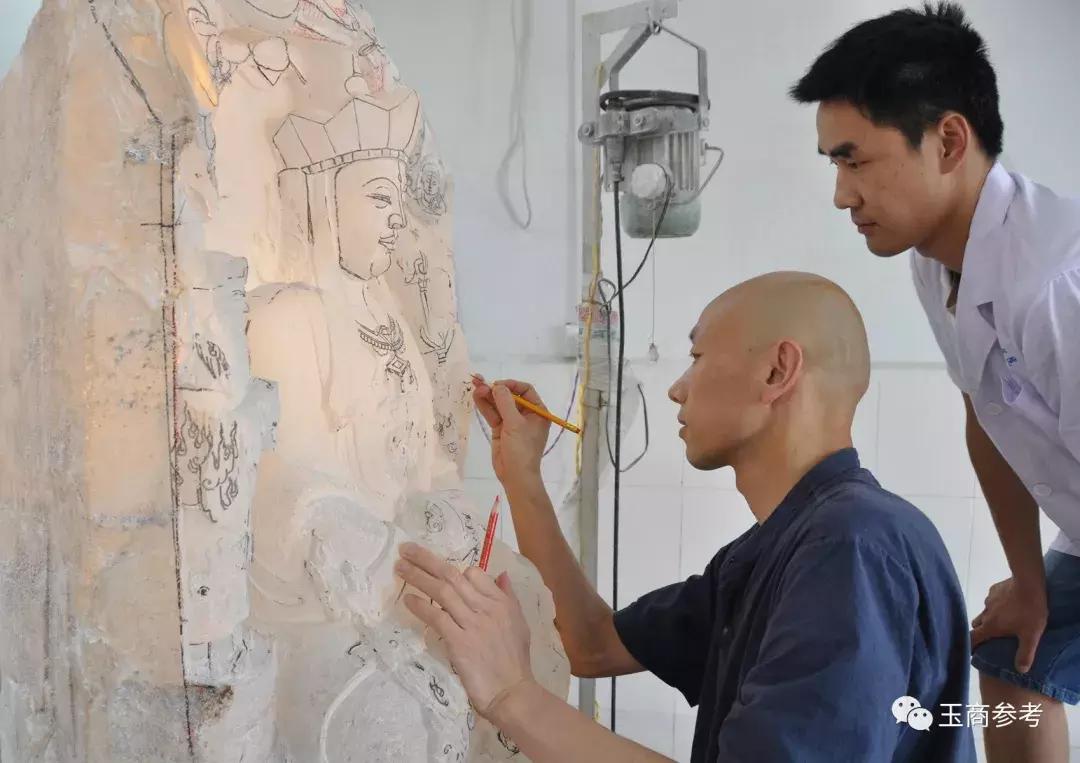 玉商参考：潜心守艺30年，看镇平一懵懂少年，如何蜕变为玉雕大师