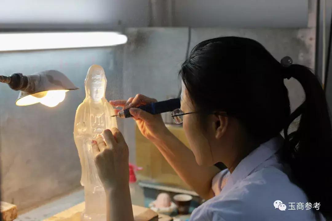 玉商参考：潜心守艺30年，看镇平一懵懂少年，如何蜕变为玉雕大师