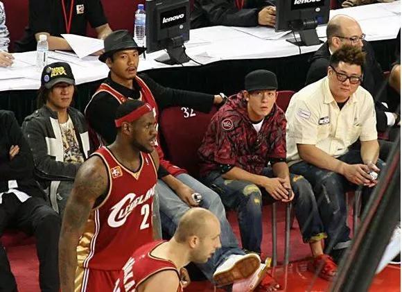 拖鞋能穿出潮流,2022年流行的拖鞋