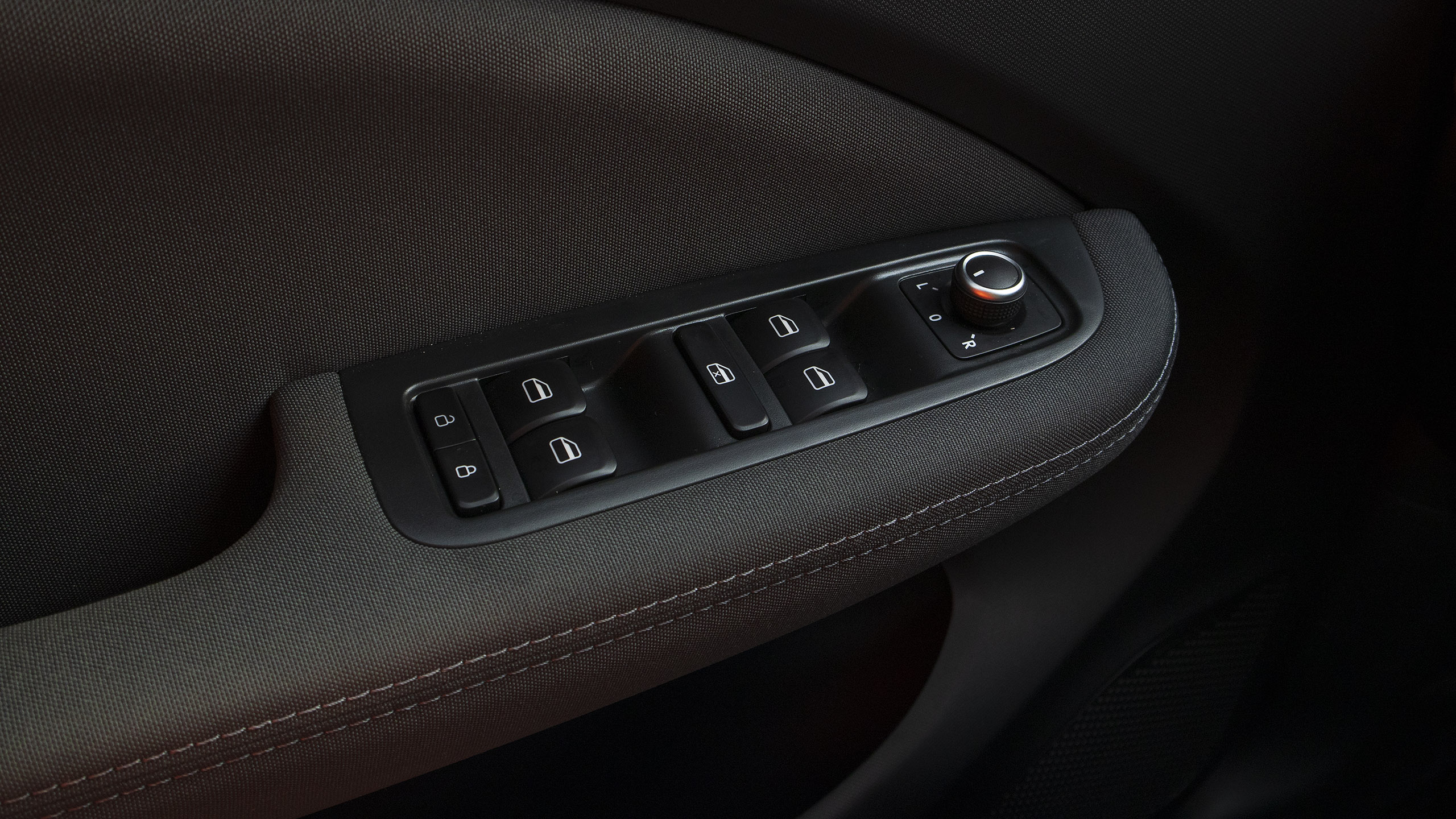 403公里续航,零跑t03310轻享版深度体验