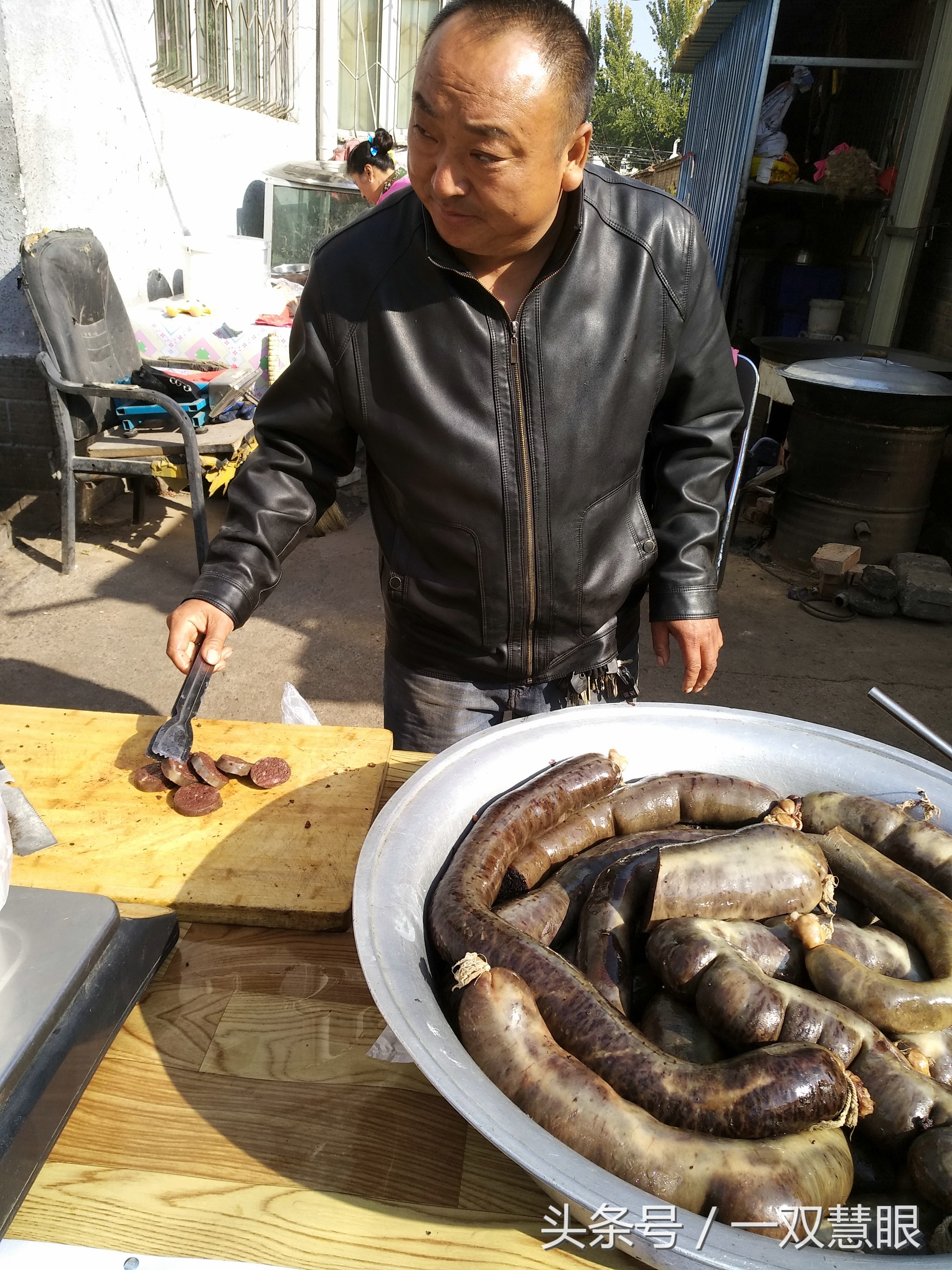 吃一口就忘不掉的糯米猪血肠,只因吃了一口隔夜菜