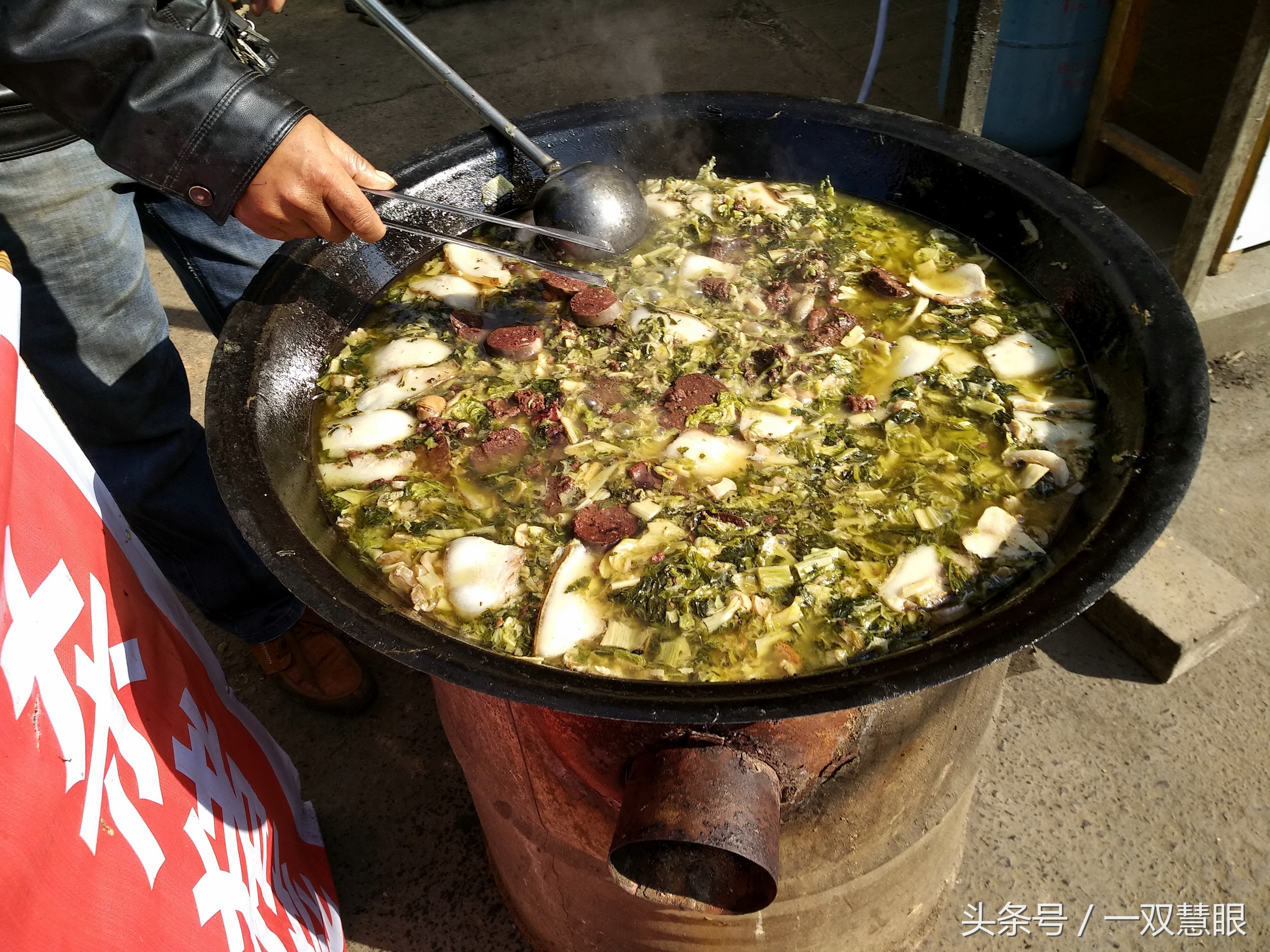 吃一口就忘不掉的糯米猪血肠,只因吃了一口隔夜菜