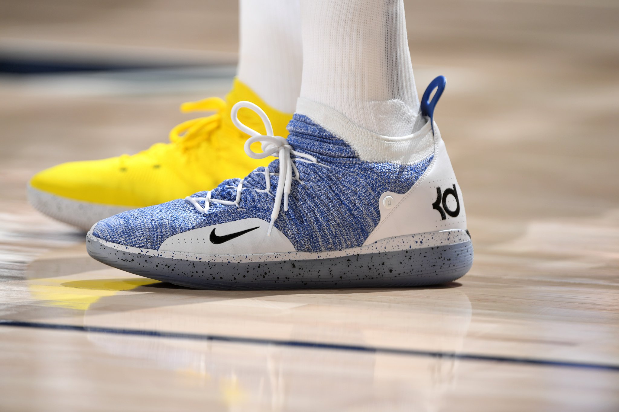 NBA今日球鞋精选:杜兰特蜜汁审美自创鸳鸯鞋安踏为汤神出新款