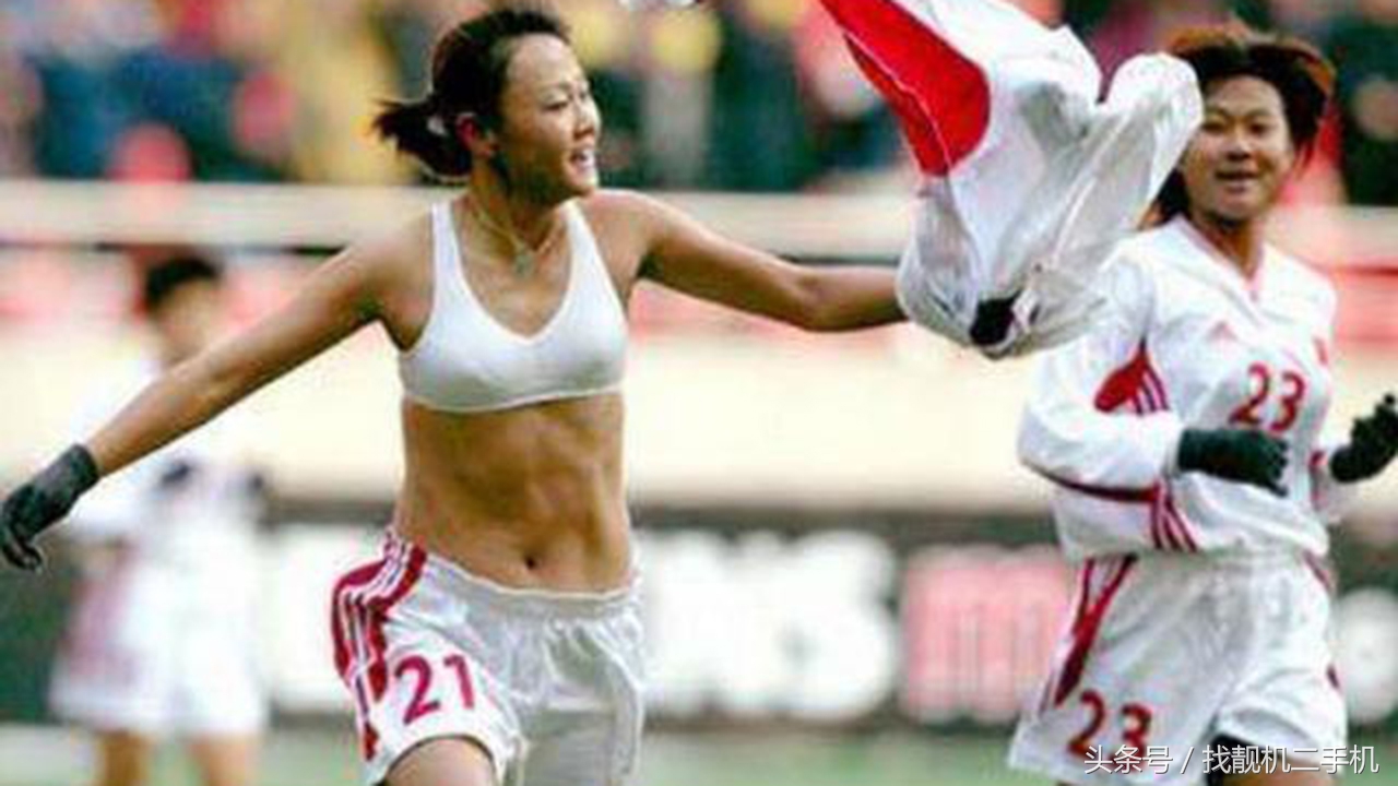 球员进球脱衣庆祝会罚黄牌吗,足球运动员为什么进球要脱衣庆祝