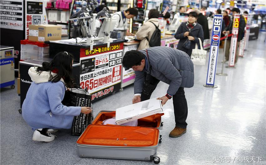 日本免税店遭中国游客“横扫”，回国却要交上万罚款，心都凉了