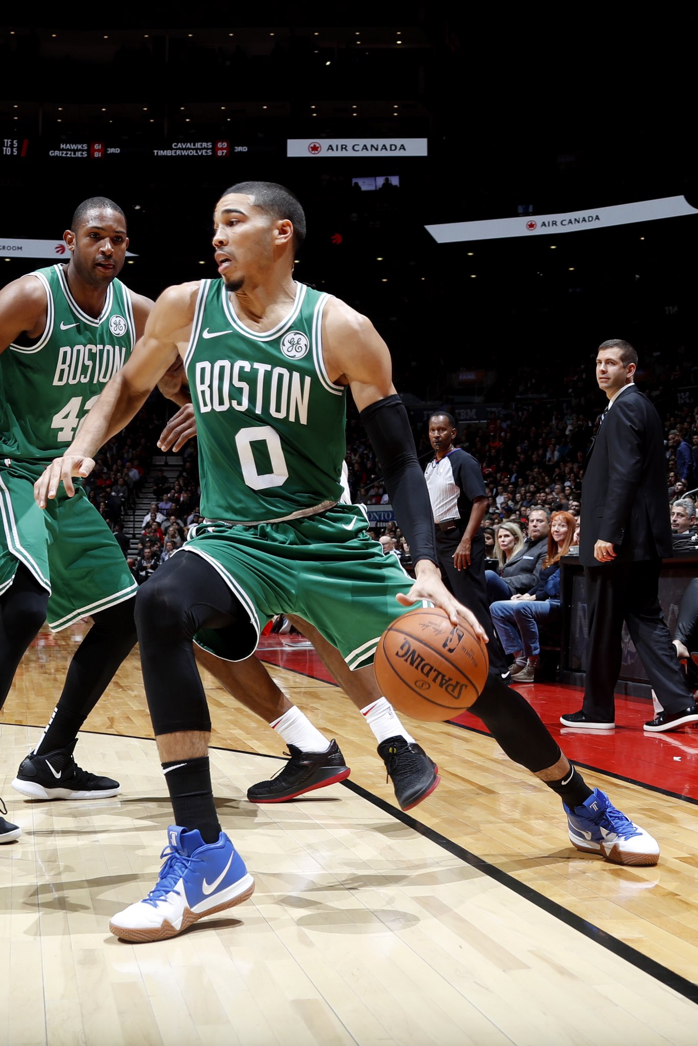 NBA今日球鞋精选:杜兰特蜜汁审美自创鸳鸯鞋安踏为汤神出新款