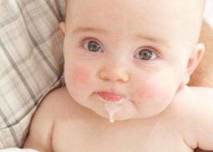 宝宝吐奶以后哄睡着了会不会饿,婴儿吐奶是吃太多了怎么哄