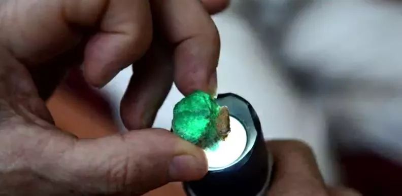 「情缘阿富汗祖母绿」宝石特点以及开采交易现场