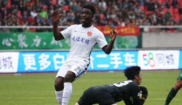 延边富德对阵浙江绿城争议判罚,延边朴世豪球员