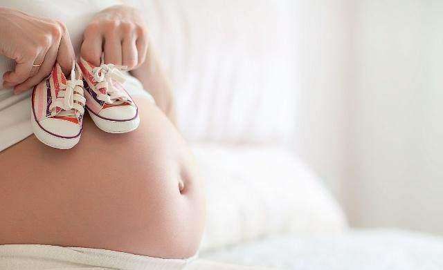 孕初期肚子左侧隐隐疼是怎么回事,孕中期肚眼下面微微疼是怎么回事