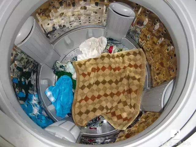 阴雨天衣服晾不干发馊怎么办,阴雨天衣服不干怎么办