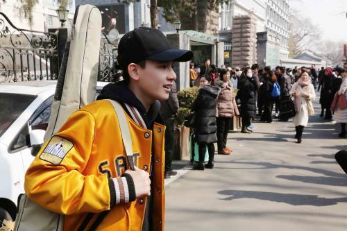 与网络*力暴**正面刚被全网赞!现在的00后谈恋爱都这么圈粉了?