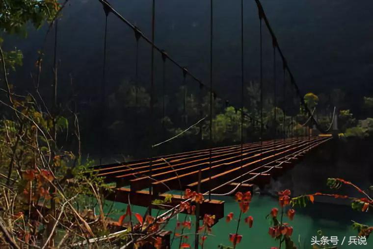 最廉价也最昂贵的路：20万人280天修成，1公里立3块墓碑