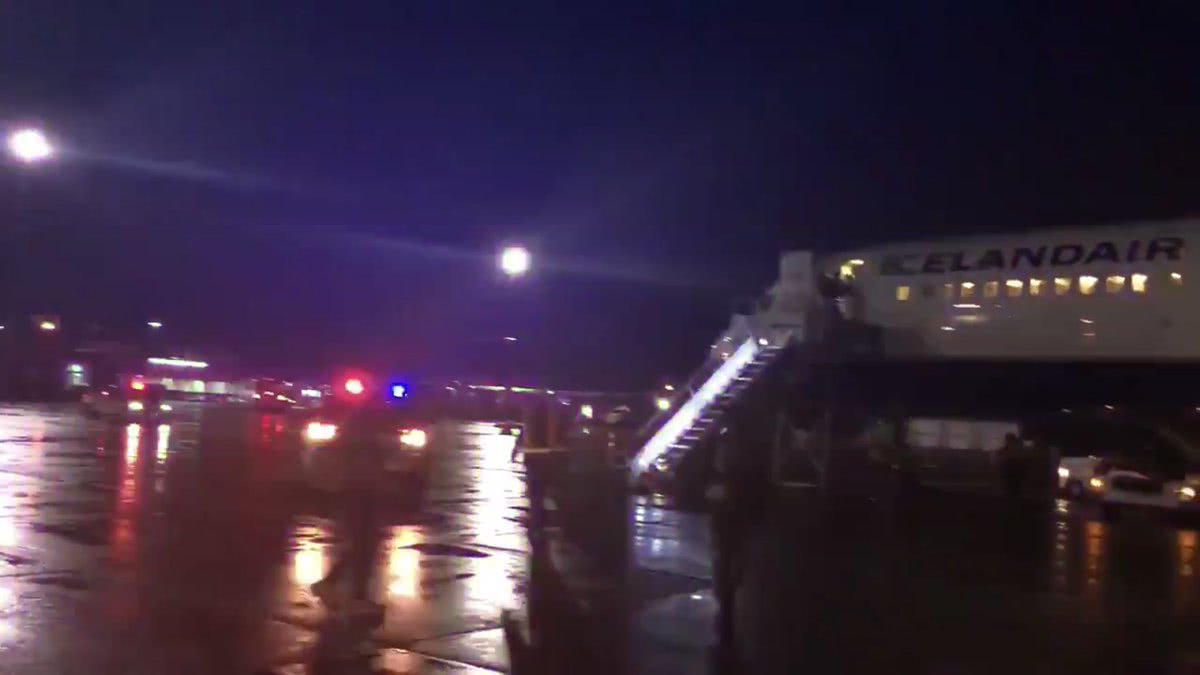 冰岛1:0加拿大视频,民航客机玻璃碎裂的时候