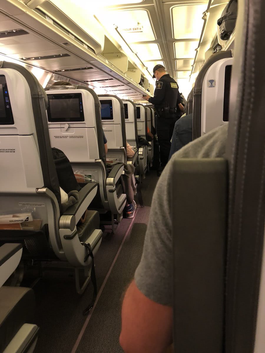 冰岛1:0加拿大视频,民航客机玻璃碎裂的时候