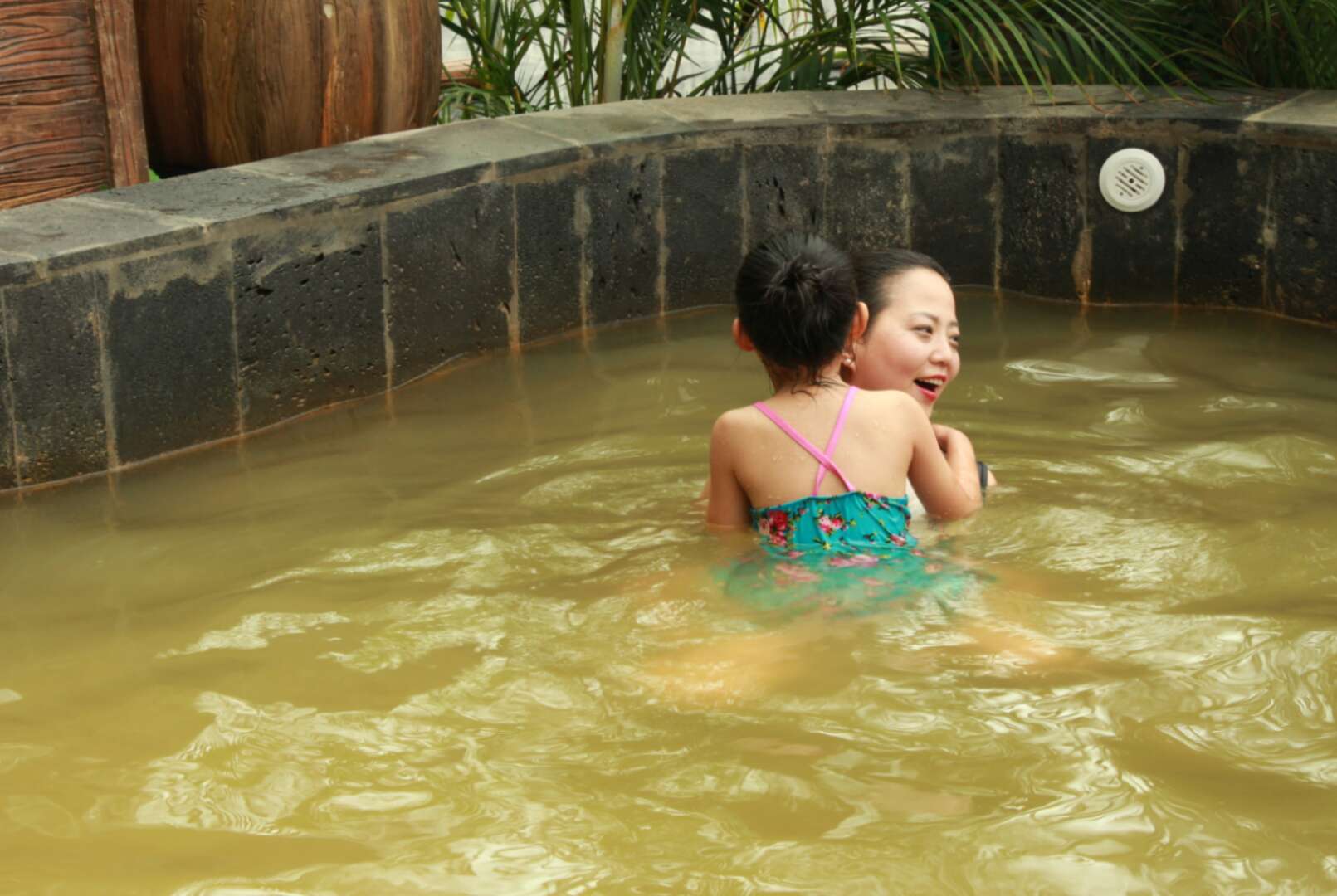 富硒温泉中国温泉,珍硒山泉水