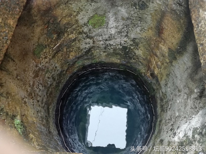 村里的一口古井,村口的一口古井